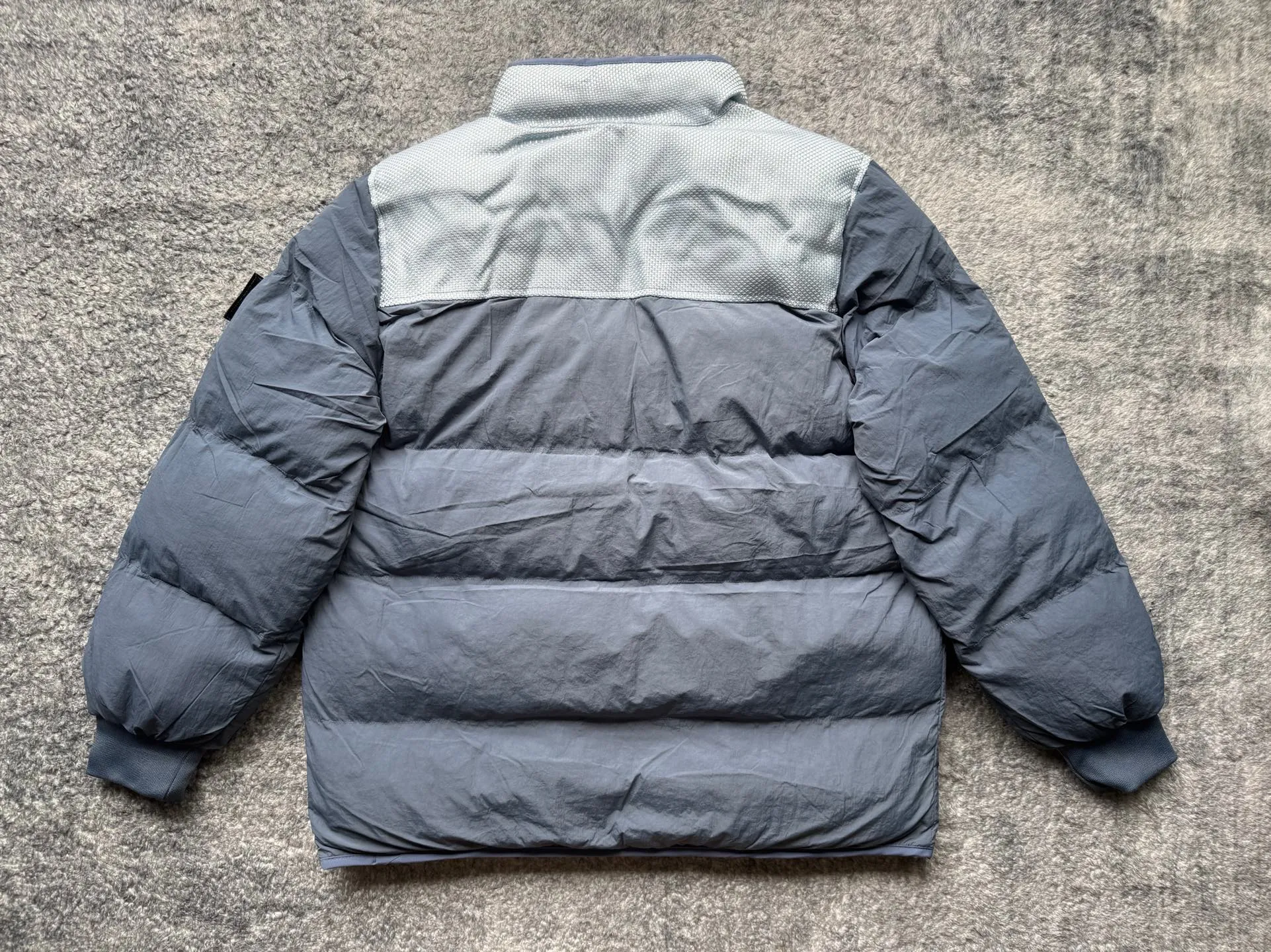 P300 Stone Island Panama splicing deconstructed down cotton jacket. The new and most distinctive down jacket, as its name implies, has a nautical style and a military color. It is characterized by unique research on fibers and fabrics, full of functionality and deconstruction. The new autumn and winter technical fabric splicing down jacket adopts the symbol of Stone Island aesthetics. Fabrics and fashionable splicing elements are perfectly combined to meet the functions and needs of users in different occasions. The full zipper opens, and the neutral collar shape is gentlemanly. The hem has a quite aristocratic temperament. The clothing uses a large area of iridescent three-leaf nylon, which not only has a metallic visual presentation, but also achieves a matte texture and lightweight effect. The ultra-fine fiber structure has excellent insulating properties and is more thermally efficient than other man-made fabrics. The chest protector is surrounded by military-style rough nylon. Its anti-wear and anti-erosion properties can well carry weight outdoors and extend the life of the clothing. The comfortable woven fabric on the chest The cloth forms two pockets, which will not make the skin feel rough in daily use. Vertical zipper pockets on both sides are standard; details such as multi-layer labels and inner pockets will not be described in detail. You can discover it yourself. Stone Island's new work, which covers technology, deconstruction, beauty, practicality and other diversifications, will conquer the trendy winter sailing journey. Super thick filling Color: black, military green, laser green, yellow, silver, haze blue Whole piece [Size] M-2XL Length Chest Shoulder Width M 68 120 65 L 70 124 66 XL 72 128 68 XXL 74 132 70